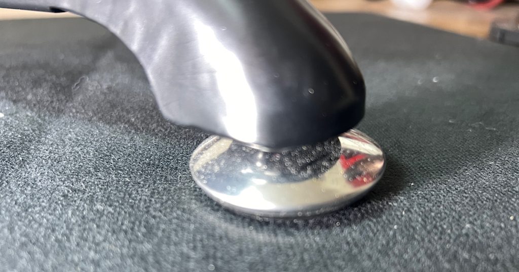 オットマンのアジャスター部分をアップにした画像