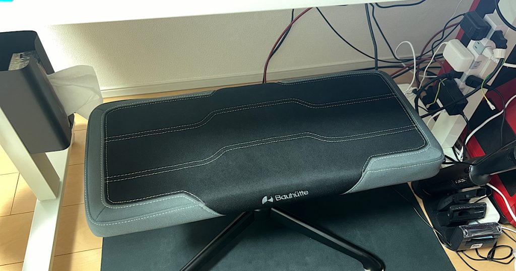 オットマンを机下に設置した画像