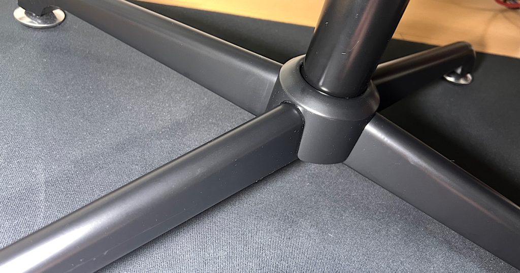 オットマンの足回りを写した画像