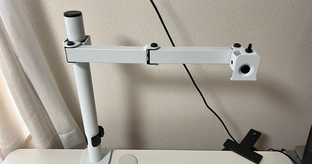 ポールにアームを固定している正しい向きの全体写真