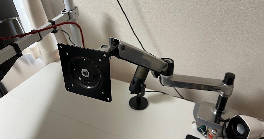 机に設置されているガス式モニターアームの全体写真