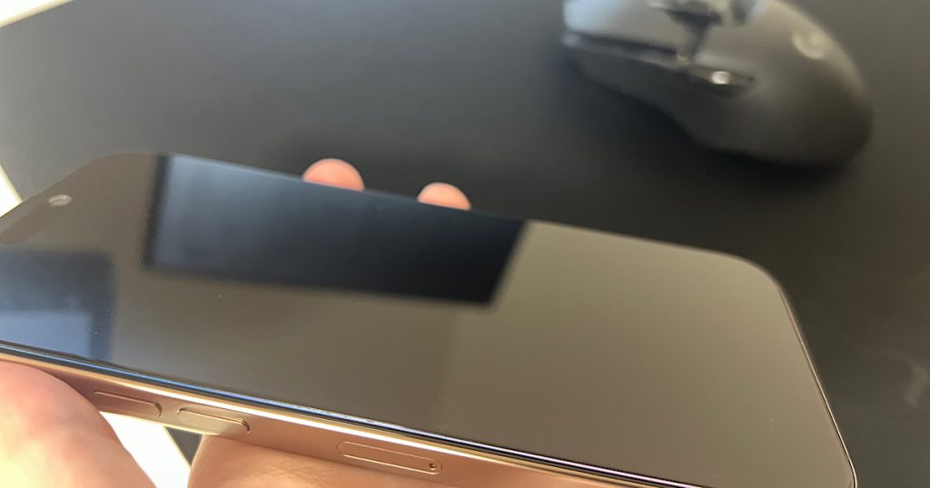 スマホ画面が覗き防止フィルムによって完全に隠れている写真