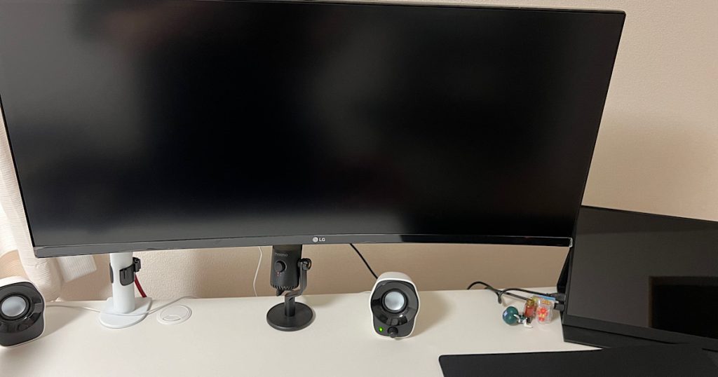 モニターアーム設置完了後の写真