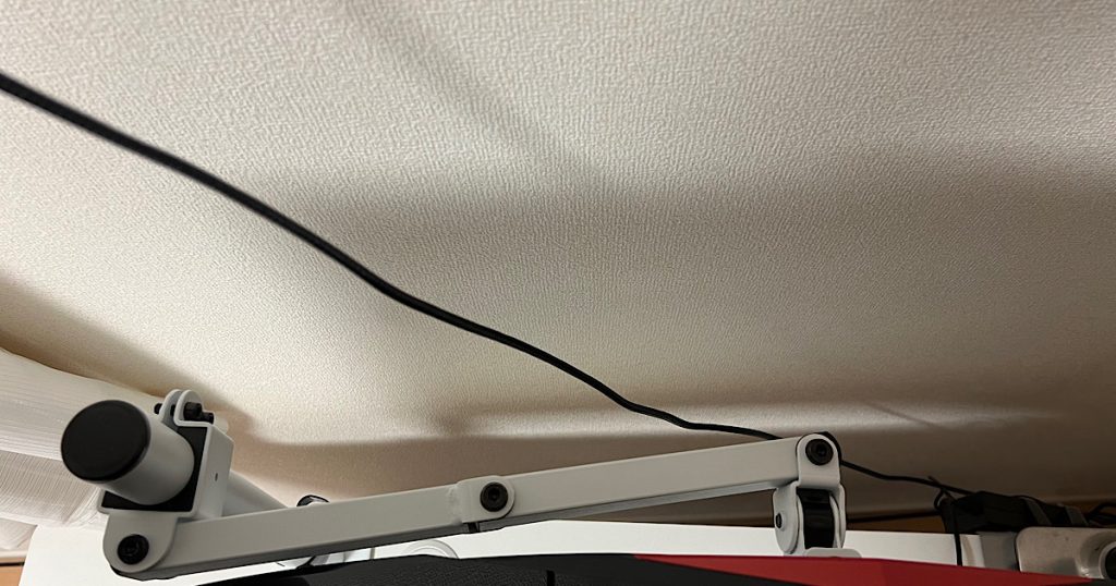 モニターアームと壁との空間を上から写した写真