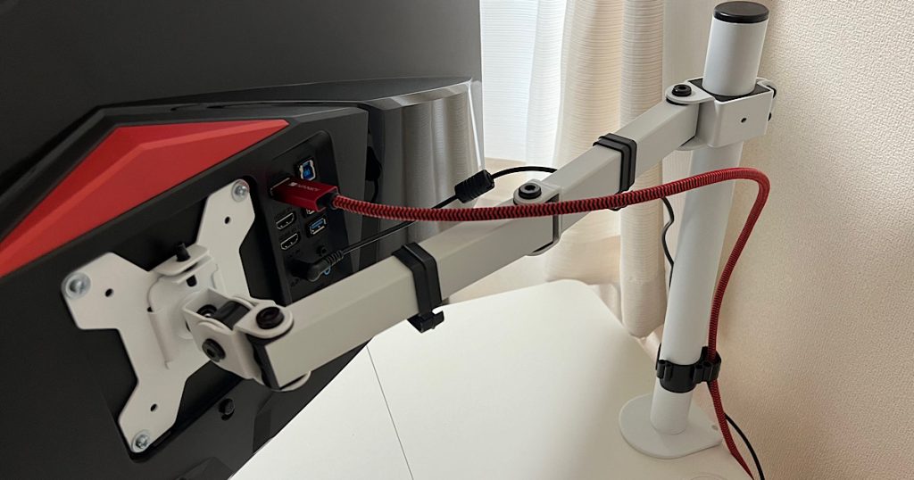 モニターアーム白の全体画像