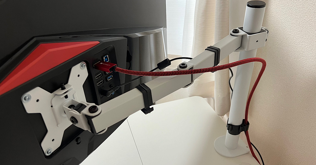 モニターアーム白の全体画像