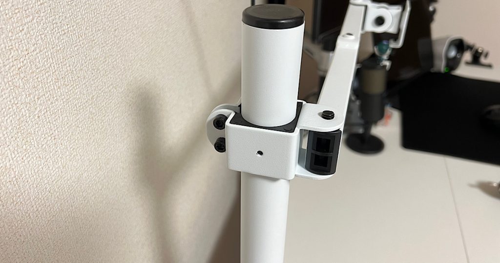 ポールにアームを固定している写真