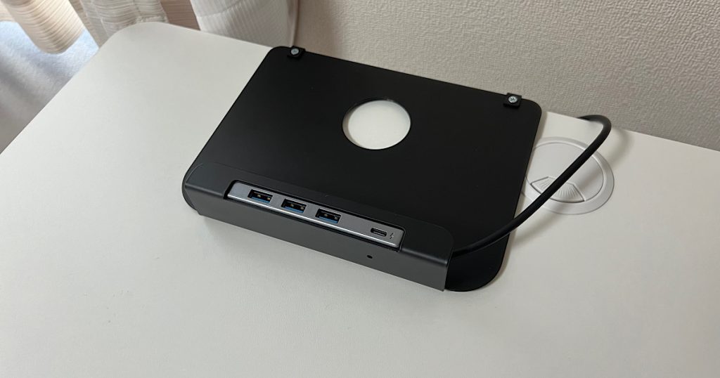 デスクの上に補強プレートを置いている写真