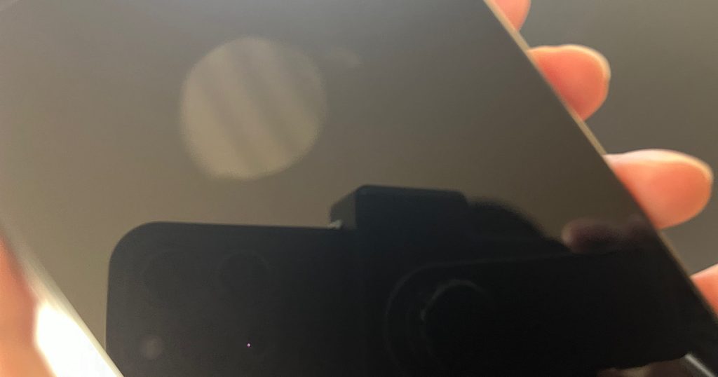 スマホの画面に気泡が入っている写真