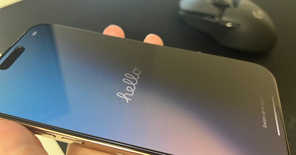 スマホ画面が覗き防止フルムによって半分隠れて半分見えてる状態の写真