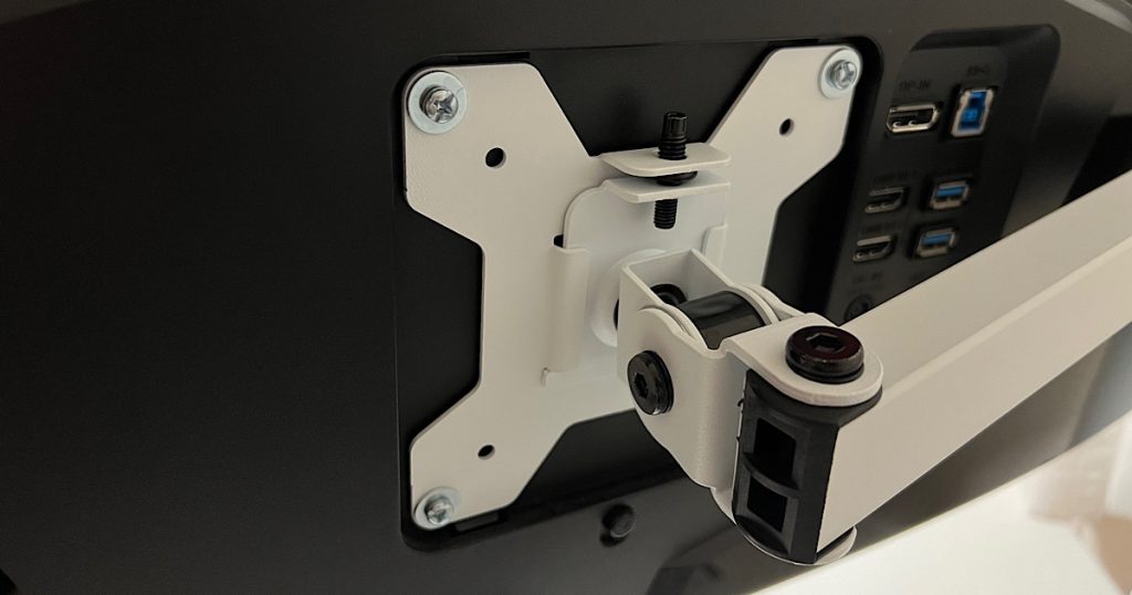 モニターとアームのVESAマウント接合部の写真