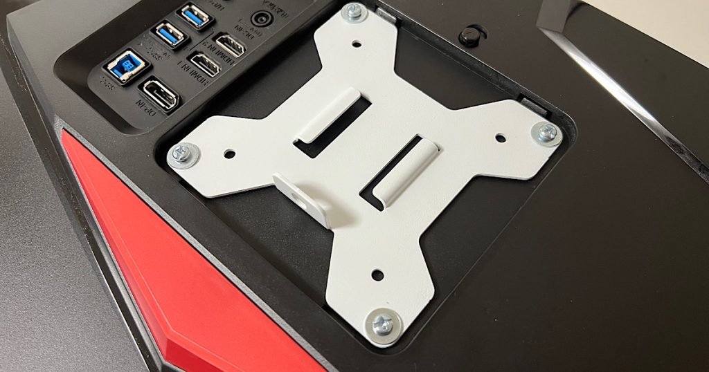 モニターにVESAマウントをネジ止めで固定している写真