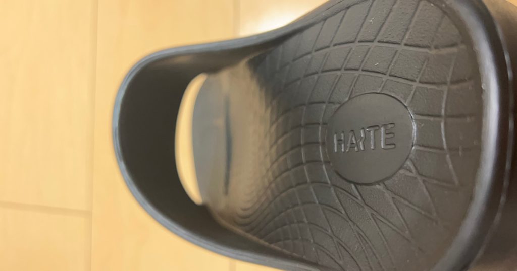 テンシャルスリッパの足裏部分のクローズアップ。滑り止めパターンが施され、快適で安定した履き心地を提供します。