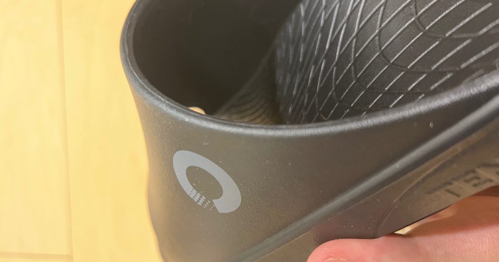 テンシャルスリッパの側面ロゴマークのクローズアップ。クッション性が高く、長時間の使用でも快適です。