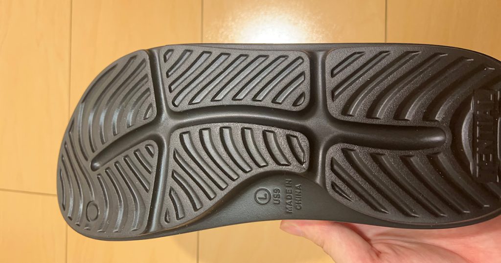 テンシャルスリッパのソール部分のアップ。滑りにくさを重視したデザインで、グリップパターンが施されています。