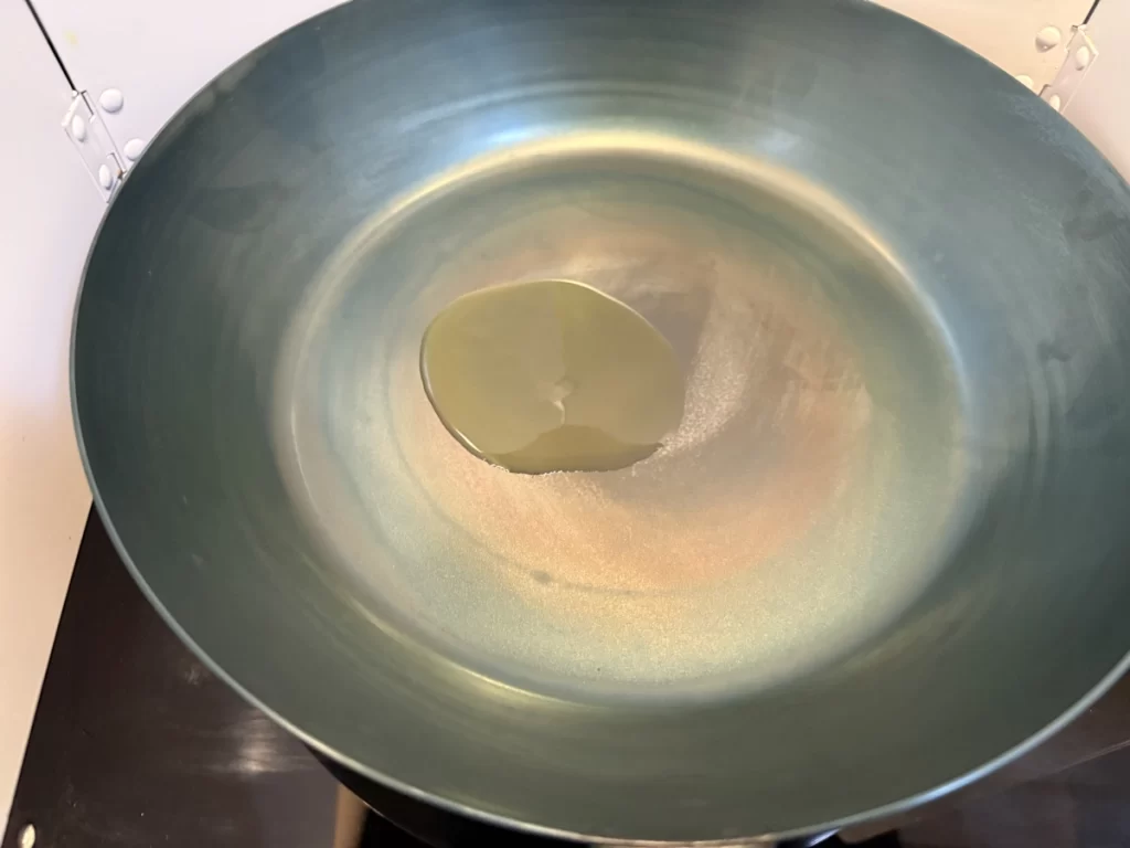 IHで加熱した鉄フライパンに油を引いた状態