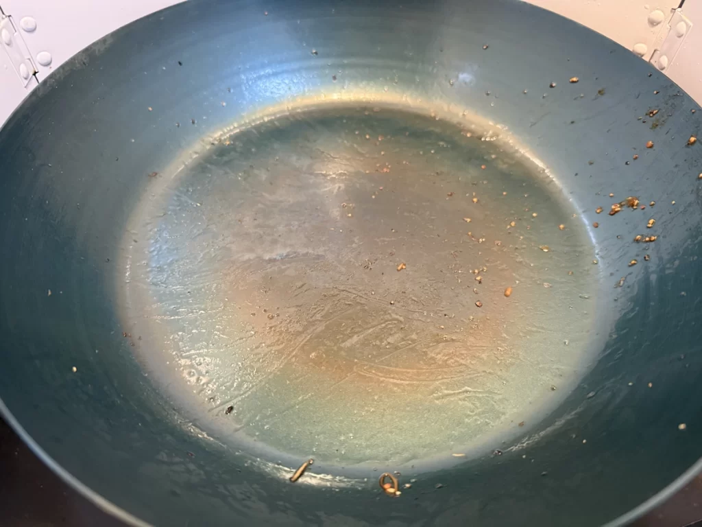 もやし調理後の鉄フライパン内の様子