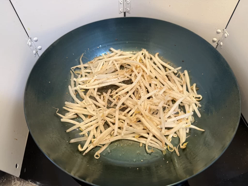もやしを鉄フライパンで炒めている様子