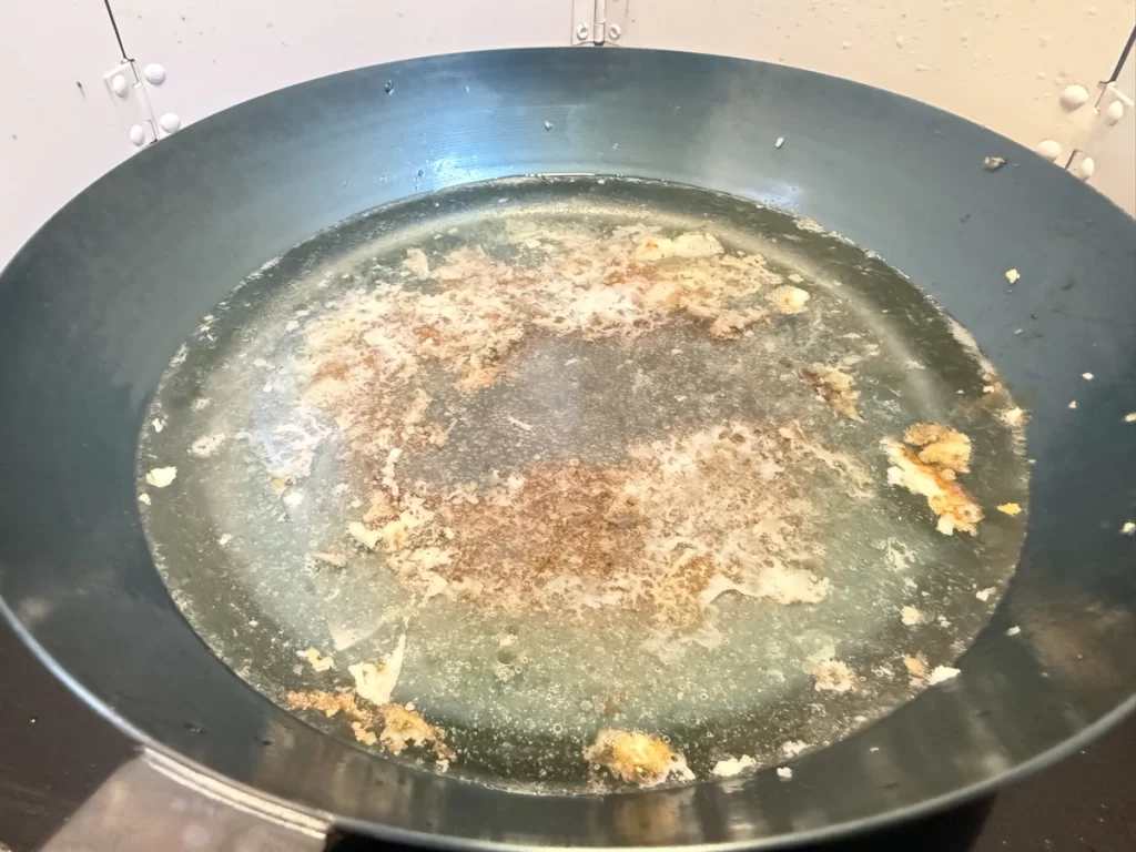 焦げを落とすために水を入れて沸騰させている様子