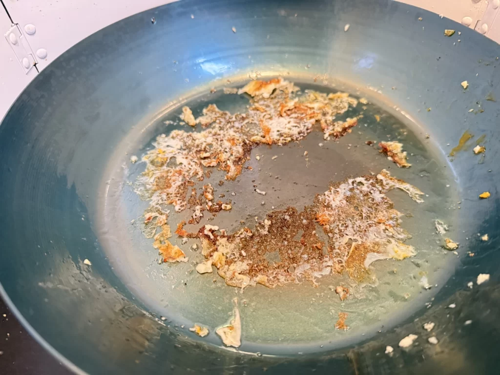 卵が焦げついた後の鉄フライパン内の状態