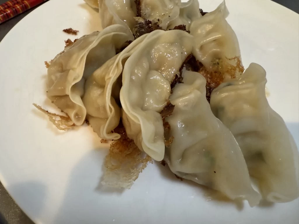 鉄フライパンで焼き上げた餃子の盛り付け