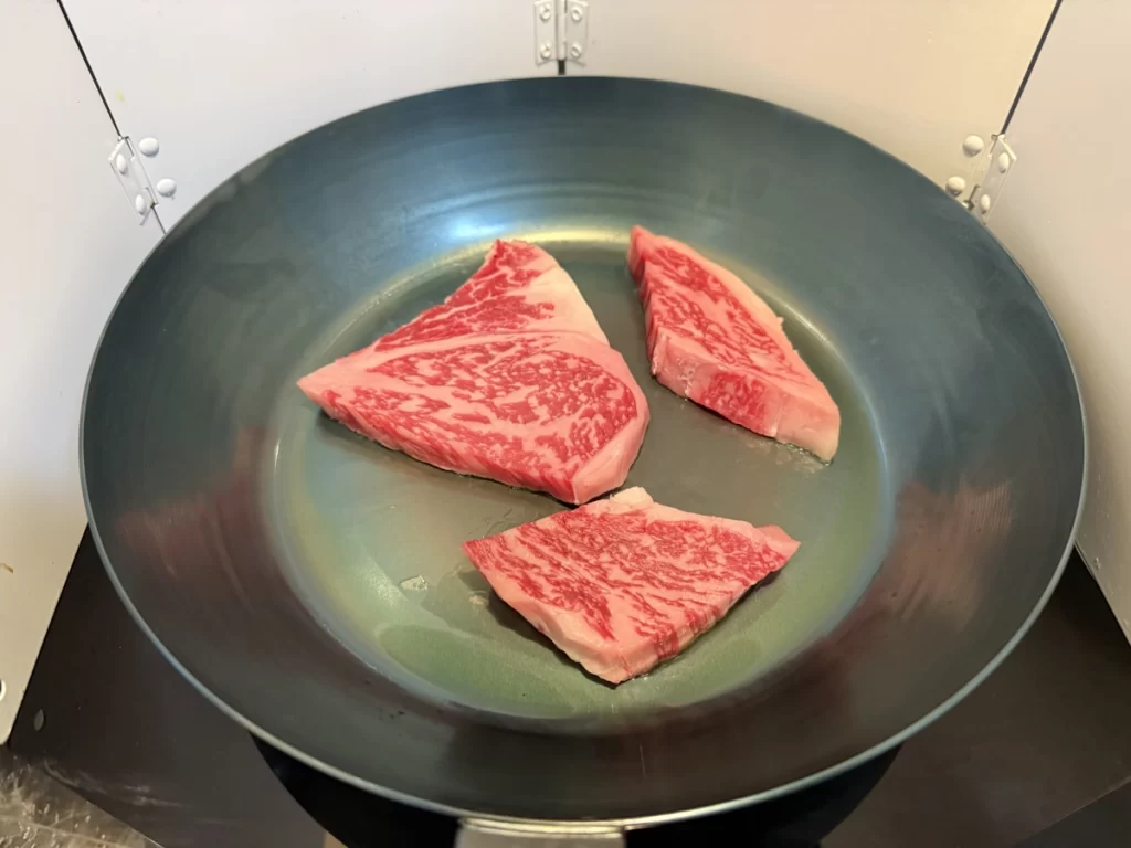 IHで鉄フライパンにステーキを投入した様子