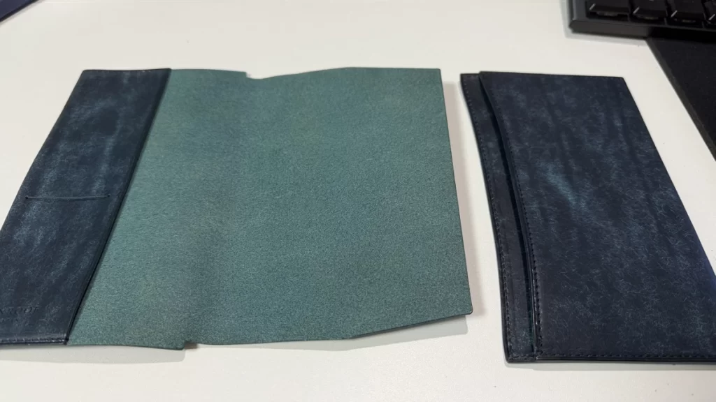 UNROOF本革ブックカバーを分解し二つのパーツを並べた写真