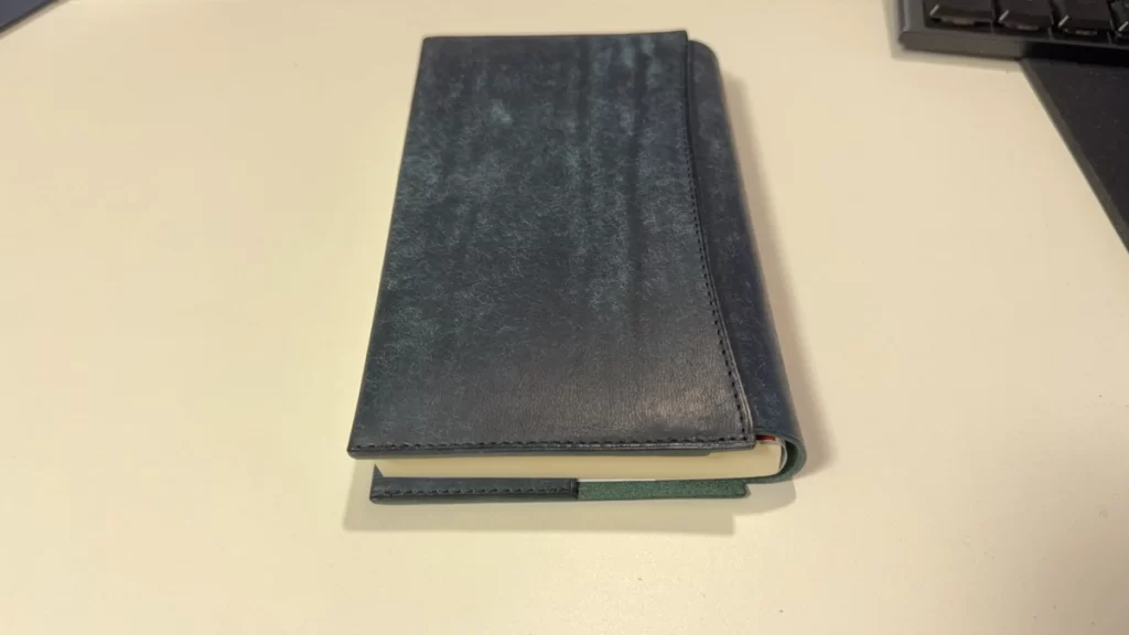 ブックカバー装着後の本を横から見て薄さを確認できる写真